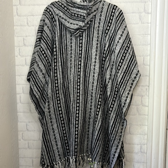 Boho Poncho Made in Nepal - Picture 6 of 10